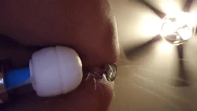 Je m'excite avec mon vibro et mon plug anal jusqu'à l'orgasme